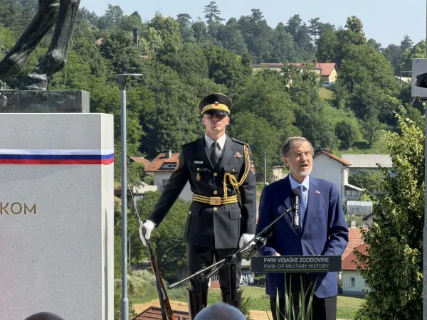 Pivka, Park vojaske zgodovine.slovesnost ob odkritju spomenika generala in pesnika Rudolfa Maistra ob 35. obletnici samostojnosti republike Slovenije in 20. obletnici Parka vojaske zgodovine.Slavnostni govornik, predsednik vlade Janez Jansa.