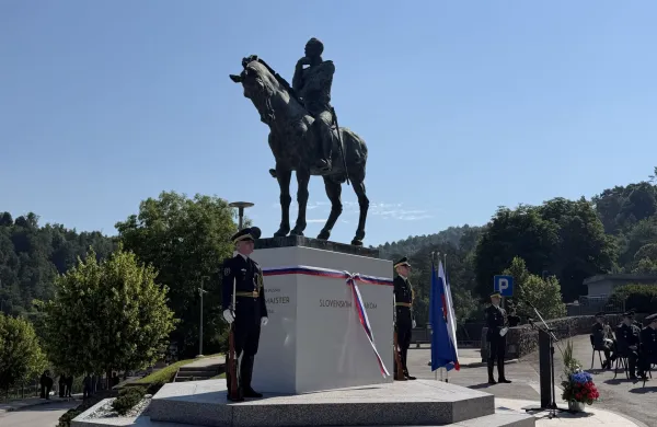Pivka, Park vojaske zgodovine.slovesnost ob odkritju spomenika generala in pesnika Rudolfa Maistra ob 35. obletnici samostojnosti republike Slovenije in 20. obletnici Parka vojaske zgodovine.Slavnostni govornik, predsednik vlade Janez Jansa.