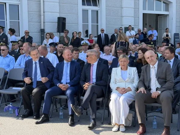 Pivka, Park vojaske zgodovine.slovesnost ob odkritju spomenika generala in pesnika Rudolfa Maistra ob 35. obletnici samostojnosti republike Slovenije in 20. obletnici Parka vojaske zgodovine.Slavnostni govornik, predsednik vlade Janez Jansa.