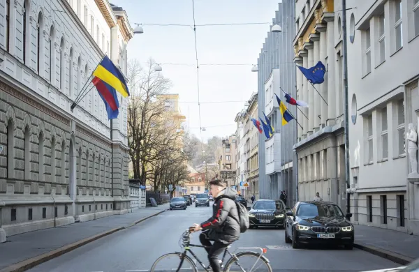 Ukrajinske zastave na poslopju vlade v Ljubljani