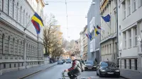 Ukrajinske zastave na poslopju vlade v Ljubljani