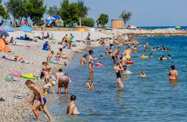 Koper, 21.6.2026Turizem, Poletje, Vročina, poletni utrip v Kopru,kopalci, plaža, sprehajalci
