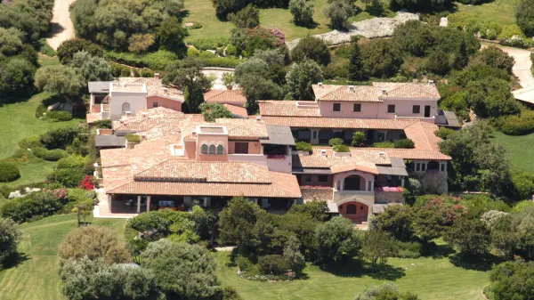 Vila Certosa je za časa Berlusconija slovela po zloglasnih "bunga bunga" zabavah.