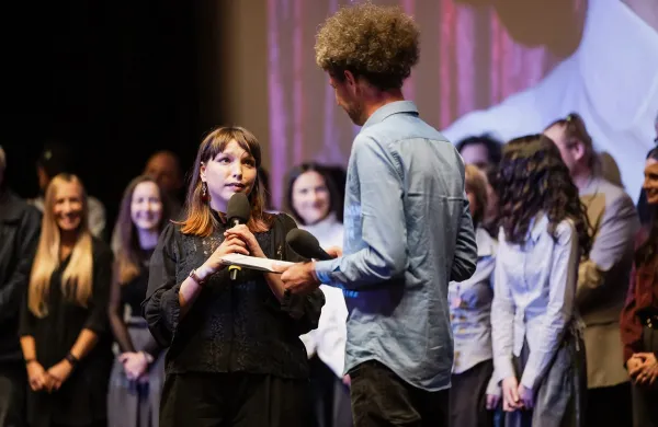 Ester Ivakič v pogovoru s Tonijem Cahunkom po premieri v Linhartovi dvorani Cankarjevega doma