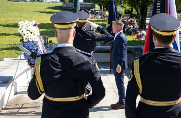 Predstavniki ministrstva za notranje zadeve in javno upravo, policije in Združenja Sever so ob dnevu policije položili venec pri Pomniku padlim v vojni za Slovenijo 1991. Na fotografiji notranji minister Franci Matoz.