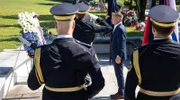 Predstavniki ministrstva za notranje zadeve in javno upravo, policije in Združenja Sever so ob dnevu policije položili venec pri Pomniku padlim v vojni za Slovenijo 1991. Na fotografiji notranji minister Franci Matoz.