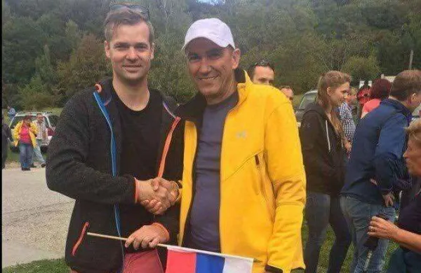 Dejan &Scaron;kvarč ob predsedniku SDS Janezu Jan&scaron;i