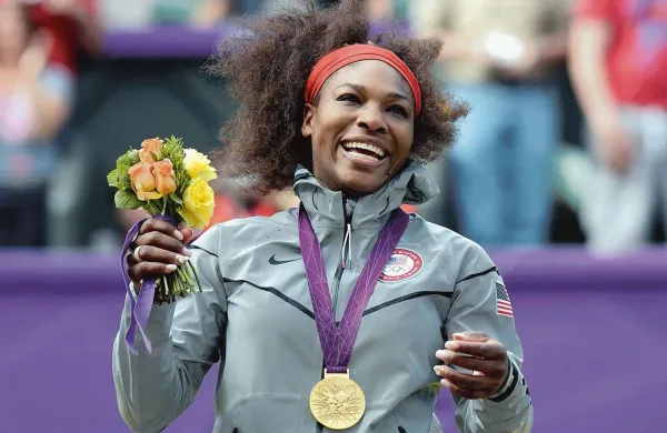 Velika Britanija, London. Poletne olimpijske igre 2012. Tenis, zenske, finale. Olimpijska prvakinja v tenisu, Americanka Serena Williams. Foto: EPA/STA------Rok&scaron;portdve koloni