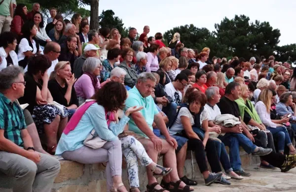Sa&scaron;a Pavček, monokomedija Bužec on, bu&scaron;ca jaz, 20-letnica predstave, Primorski poletni festival, plaža Valdoltra, 1. julij 2018
