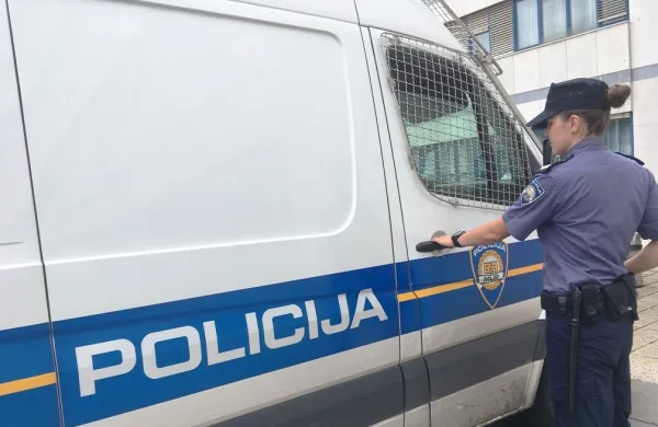 Slovenka policistom grozila s smrtjo