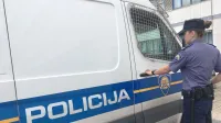 Slovenka policistom grozila s smrtjo