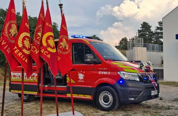  Na slovesnosti so poleg začetka gradnje obeležili tudi prevzem novega vozila.