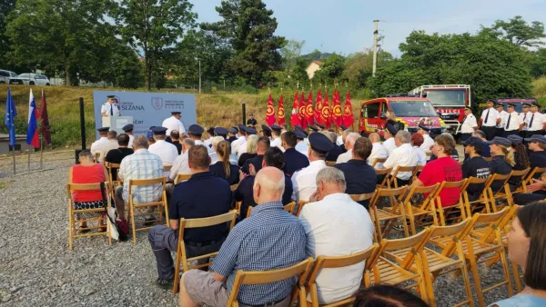 Sežanska občina in tamkaj&scaron;nje Prostovoljno gasilsko dru&scaron;tvo sta včeraj slovesno zaznamovala začetek gradnje novega gasilskega doma.