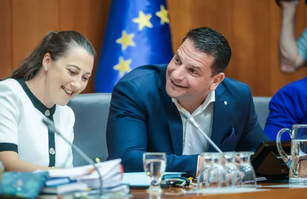 Predsednik DZ Zoran Stevanović in generalna sekretarka &Scaron;pela Ocvirk.