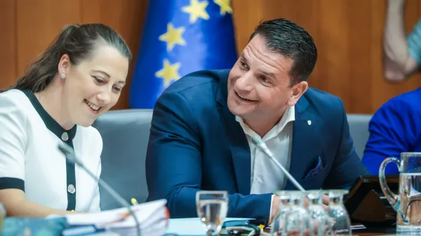 Predsednik DZ Zoran Stevanović in generalna sekretarka &Scaron;pela Ocvirk.