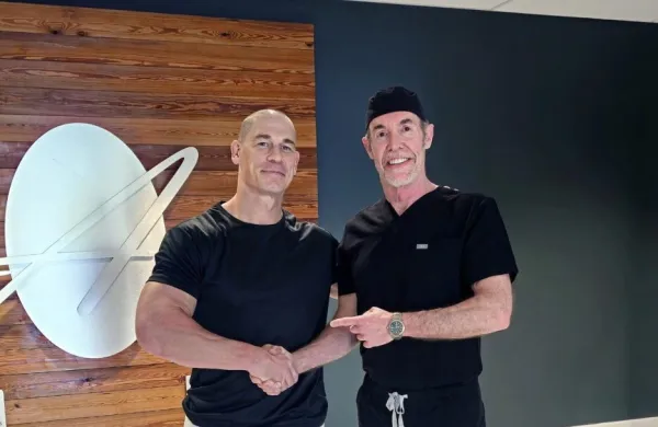 John Cena z zdravnikom