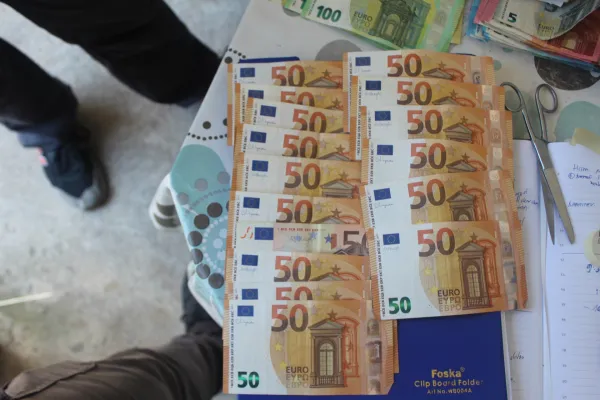 V hi&scaron;ni preiskavi na območju PU Koper zasežene prepovedane substance in gotovina.