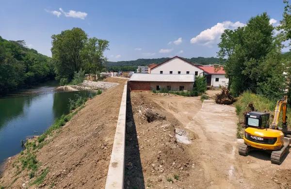 Batuje: uredili protipoplavni nasip, zid in most