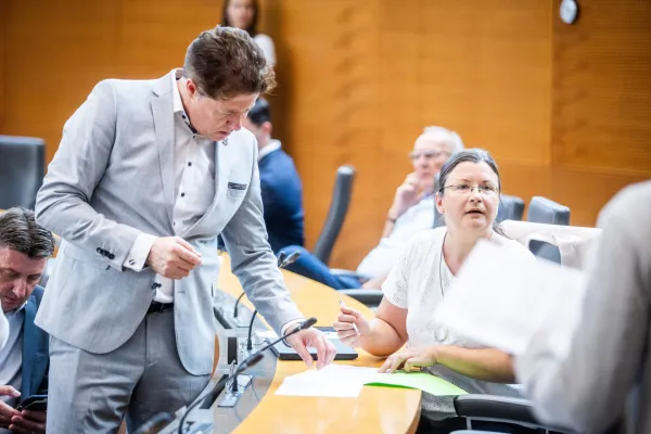 Stranka Resnica (na fotografiji poslanka Katja Kokot) na glasovanjih v državnem zboru skrbi za uresničevanje interesov SDS. 