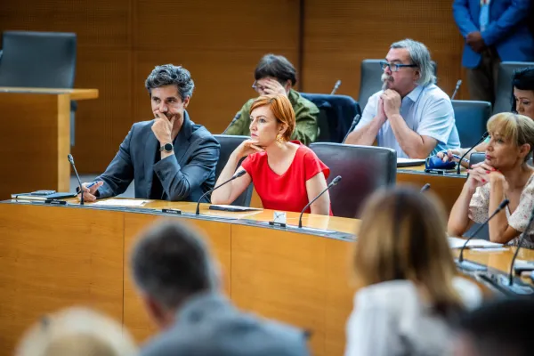 Stranke levo od sredine so po zamenjavi oblasti večkrat presenečene nad ravnanji desnega bloka. 