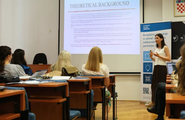 Doktorski &scaron;tudij na UP Fakulteti za management: usmerjen v znanje, trajnost in razvoj vključujoče družbe