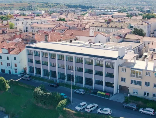 Doktorski &scaron;tudij na UP Fakulteti za management: usmerjen v znanje, trajnost in razvoj vključujoče družbe