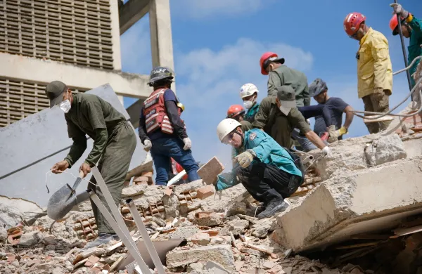 CARACAS - VENEZUELA - JUNE 25: Teams conduct debris removal work on a collapsed building after an earthquake in Caracas, Venezuela, on June 25, 2026. Diko Betancourt/Anadolu,Image: 1112442384, License: Rights-managed, Restrictions:, Model Release: no, Credit line: Diko Betancourt/AFP/Profimedia