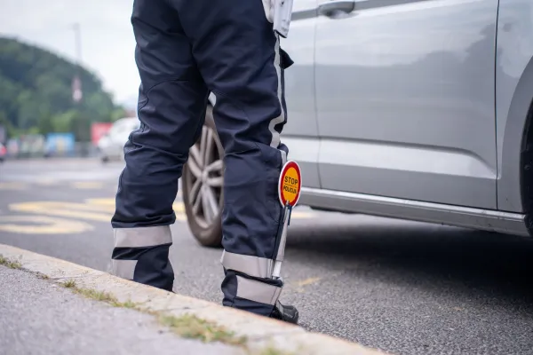 Policija z novo preventivno kampanjo, ki so jo poimenovali #častnaprometna, udeležence v prometu nagovarjajo, da izberejo svojo prometno obljubo in se je držijo vsaj v juliju. 