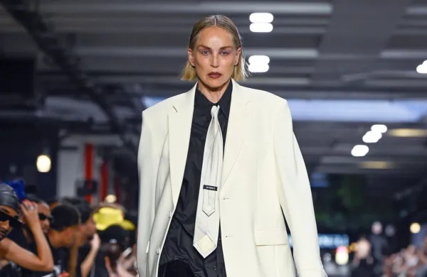 Sharon Stone po več kot treh desetletjih ponovno na modni pisti