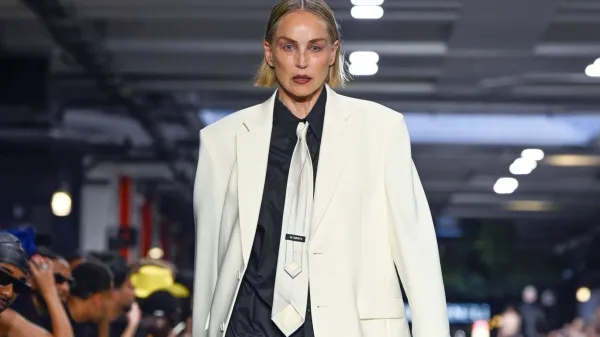 Sharon Stone po več kot treh desetletjih ponovno na modni pisti