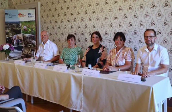 direktorica Parka &Scaron;kocjanske jame Polona Kovačič.županja Občine Hrpelje-Kozina Sa&scaron;a Likavec Svetel&scaron;ek. župan Občine Ilirska Bistrica dr. Gregor Kovačič.  Županja Občine Divača Alenka &Scaron;trucl Dovgan: župan Občine Pivka Robert Smrdelj.
