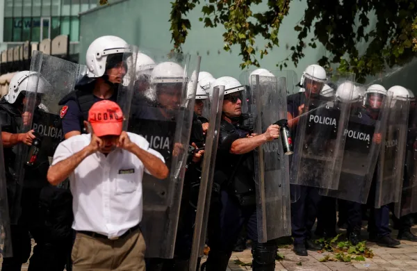 V Tirani so izbruhnili nasilni spopadi med policijo in protestniki.