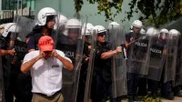 V Tirani so izbruhnili nasilni spopadi med policijo in protestniki.