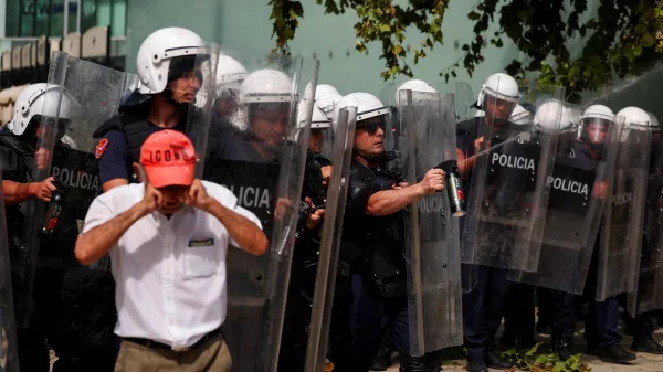 V Tirani so izbruhnili nasilni spopadi med policijo in protestniki.