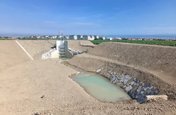 Direkcija RS za vode na območju Izole zaključuje projekt ureditve petih novih suhih zadrževalnikov ter prenove obstoječega pri nekdanji tovarni Mehanotehnika. 
