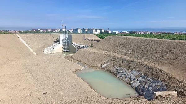 Direkcija RS za vode na območju Izole zaključuje projekt ureditve petih novih suhih zadrževalnikov ter prenove obstoječega pri nekdanji tovarni Mehanotehnika. 