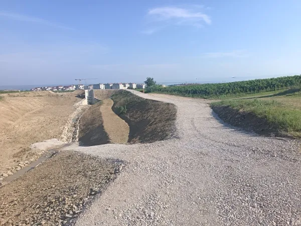 Direkcija RS za vode na območju Izole zaključuje projekt ureditve petih novih suhih zadrževalnikov ter prenove obstoječega pri nekdanji tovarni Mehanotehnika. 