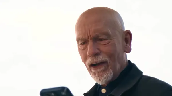 John Malkovich v novem promocijskem videu