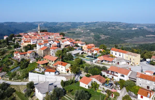 Padna, 14.10.2022Piran, Vas Padna, Fotoreportaža razvoj vasi, obcinske zapu&scaron;cene nepremicnine,