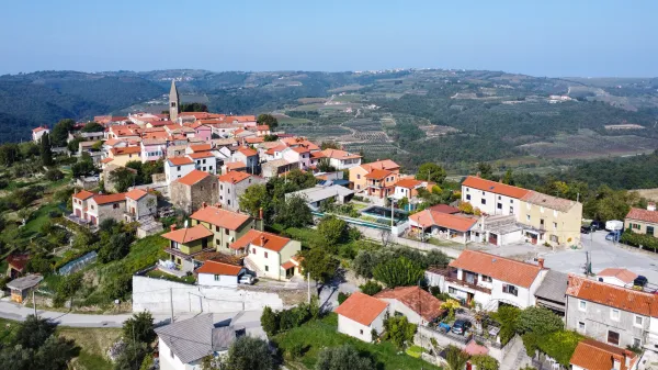Padna, 14.10.2022Piran, Vas Padna, Fotoreportaža razvoj vasi, obcinske zapu&scaron;cene nepremicnine,