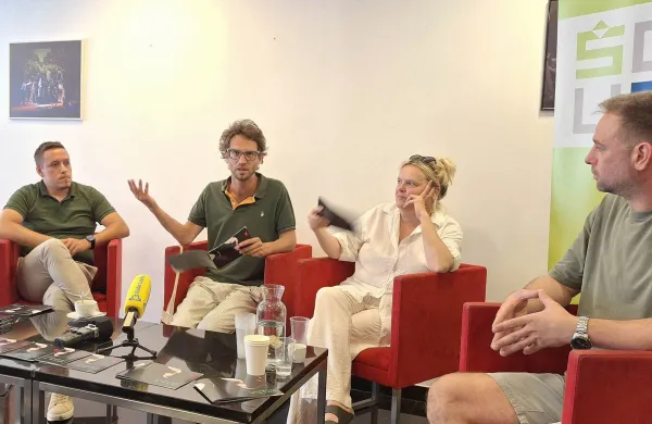 O festivalu FUGA so spregovorili predsednik &Scaron;OUP Alen Mujkić, umetni&scaron;ki vodja festivala Ivan Loboda, direktorica Gledali&scaron;ča Koper Katja Pegan in predstavnik za odnose z javnostmi gledali&scaron;ča Matej Sukič