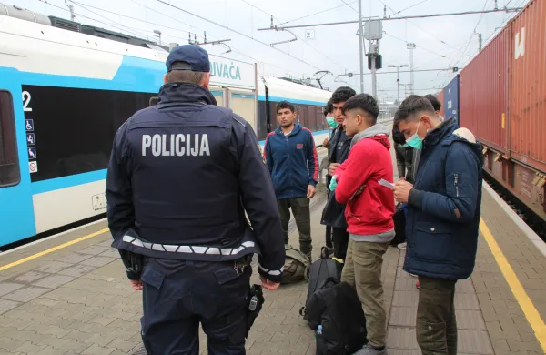 Pakistanca migrante zvabila v past, jih pretepla in jih oropala