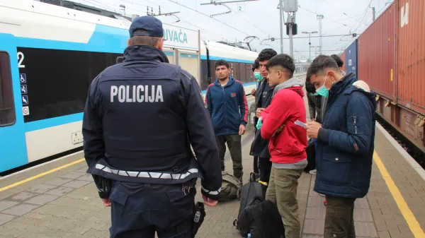 Pakistanca migrante zvabila v past, jih pretepla in jih oropala
