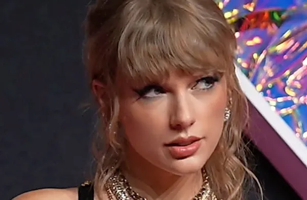 Adam Sandler poročil Taylor Swift in Travisa Kelceja