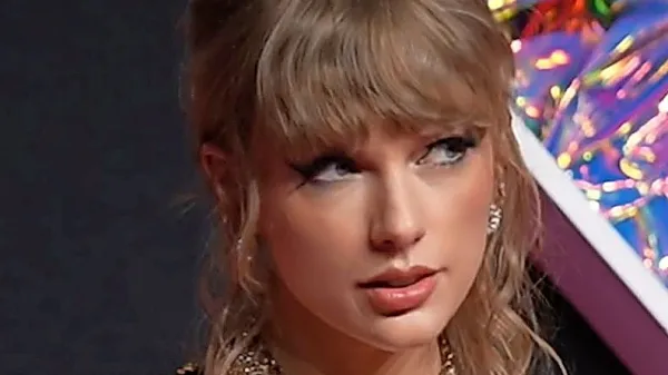 Adam Sandler poročil Taylor Swift in Travisa Kelceja