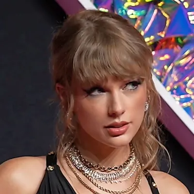 Adam Sandler poročil Taylor Swift in Travisa Kelceja