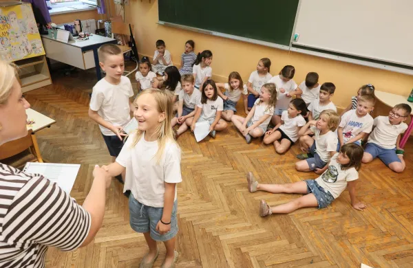 Hura, gremo, počitnice so tu! Morda pa bi morali iz &scaron;ole "pobegniti" že kak&scaron;nih deset dni prej - kot pri na&scaron;ih južnih sosedih.