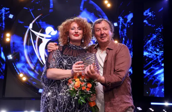 Velika zmagovalca jubilejnega 45. festivala Melodije morja in sonca sta postala Drago Mislej Mef in Marina Martensson s skladbo Drugačna je le noč.