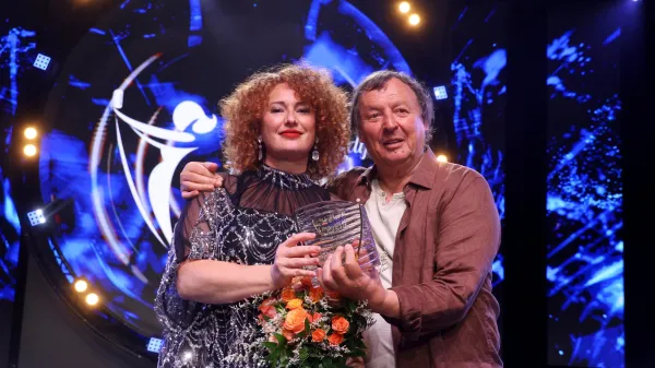 Velika zmagovalca jubilejnega 45. festivala Melodije morja in sonca sta postala Drago Mislej Mef in Marina Martensson s skladbo Drugačna je le noč.