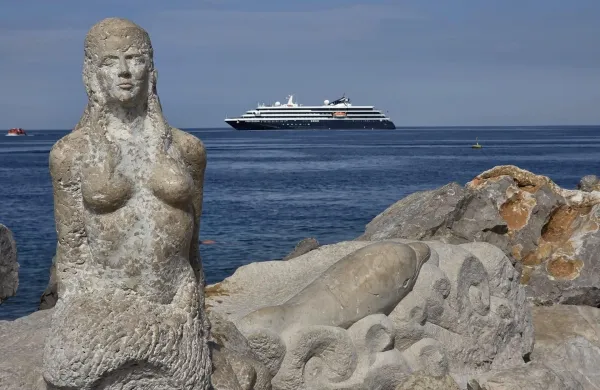 Pogled, ki pritegne &scaron;tevilne sprehajalce: pred piransko morsko deklico je minuli vikend sidrala luksuzna križarka Sea Dream I. 